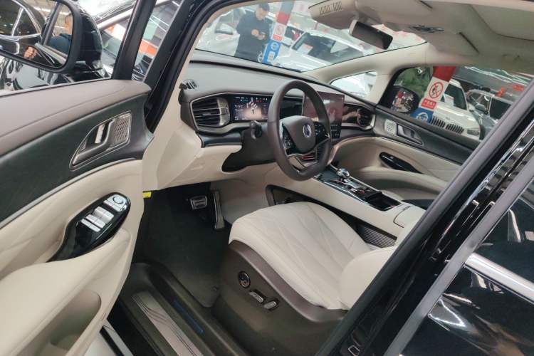 Used Denza D9 2025 DM-i Smart Drive 1020 Four-Wheel Drive Premium Model
