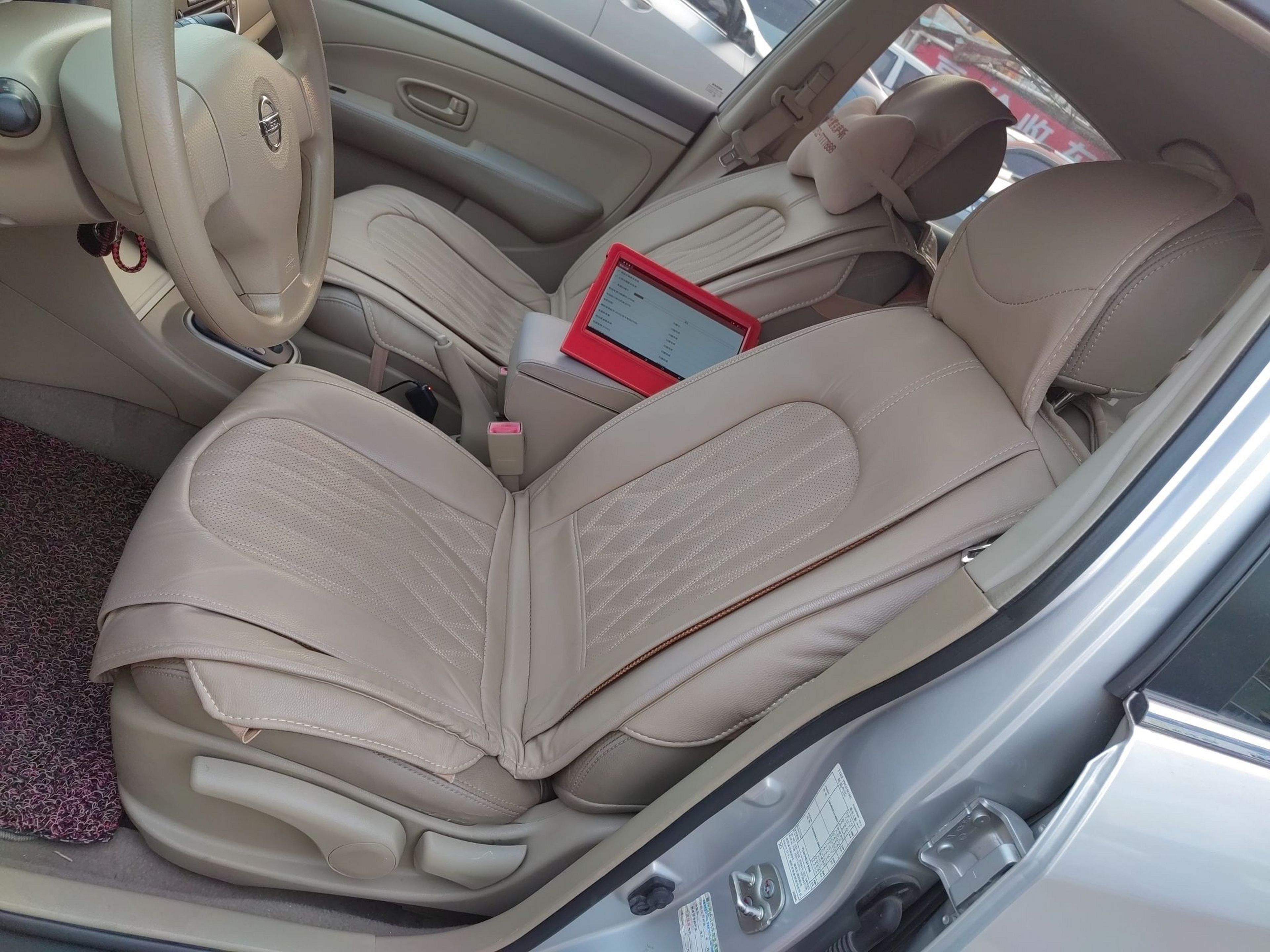 المقاعد الأمامية داخل السيارة