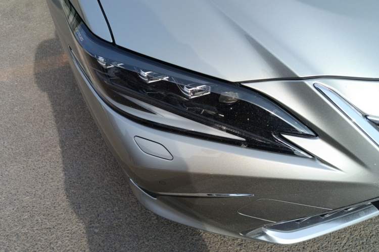 Used Lexus ES 2022 300h Deluxe Edition
