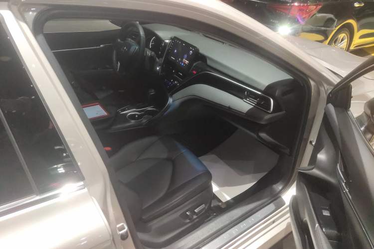 Used Toyota Camry 2021 2.0G Luxury Edition
