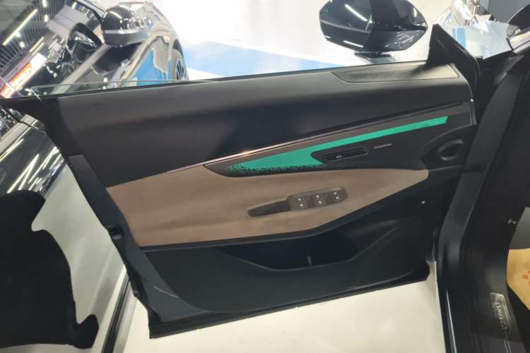 Used Lynk & Co 08 EM-P 2025 220 km All-Wheel-Drive Performance Halo