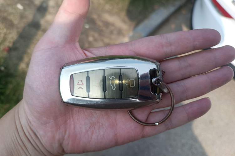 Used ORA White Cat 2022 Upgraded Model 305km Range Luxury Version Lithium-Ion Battery
