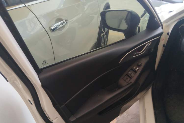 Used Mazda Mazda 3 Axela 2019 Cloud-Controlled Version Hatchback 1.5L Automatic Comfort Model Emission Standard China V
