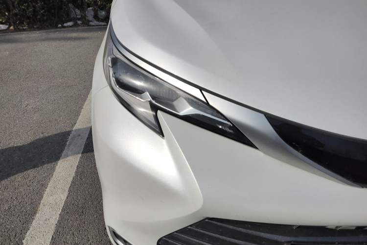 Used Toyota Sienna 2023 2.5L Hybrid Deluxe Edition