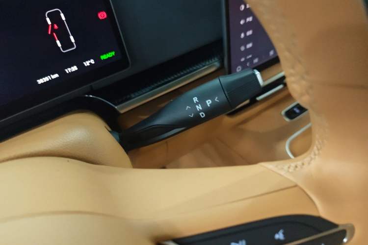 Used VOYAH Dream 2025 PHEV Four-Wheel Drive Prestige Kunpeng Edition