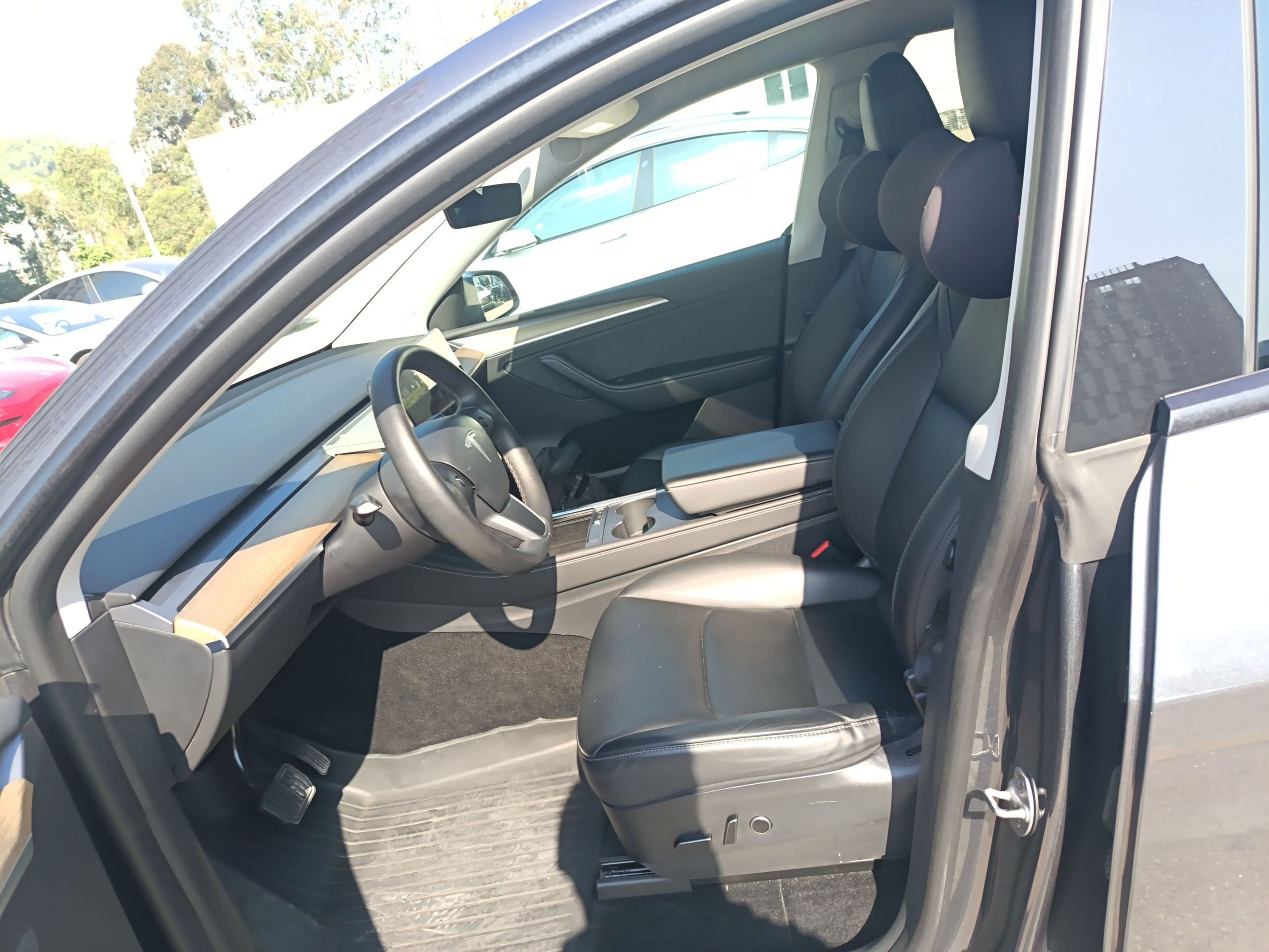 Переднее сиденье в автомобиле