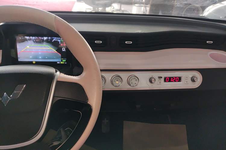 Used Wuling Hongguang MINIEV 2021 Macaron Sandwich Model 120 km Lithium NMC
