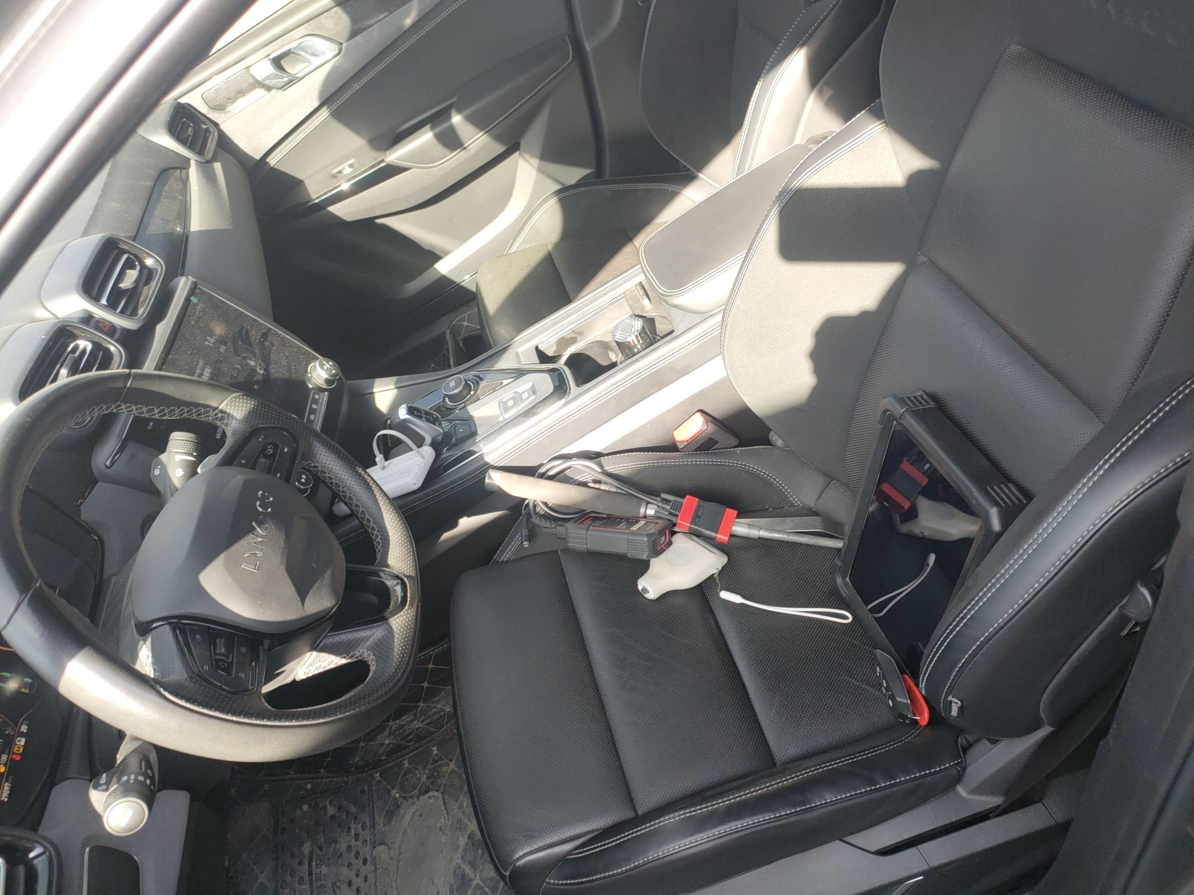 المقاعد الأمامية داخل السيارة