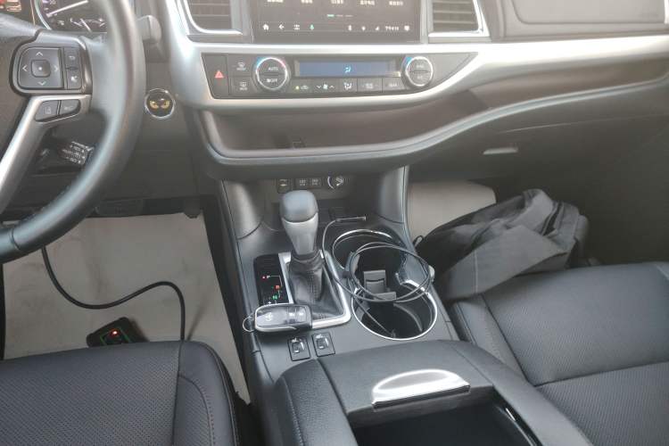 Used Toyota Highlander 2018 2.0T Two-Wheel Drive Luxury Edition 7 Seats China VI Standard
