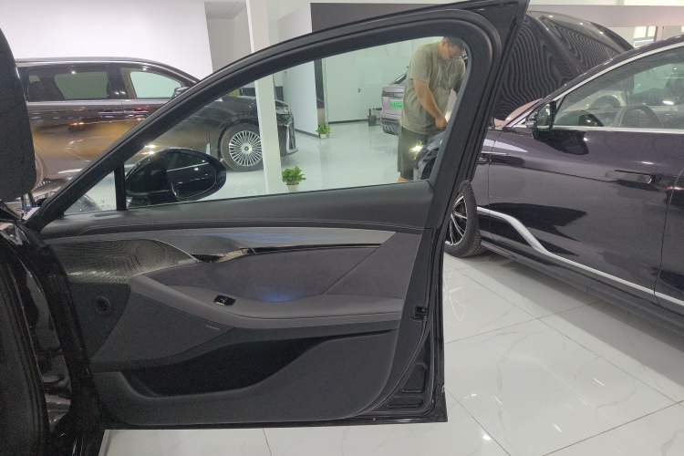 Used VOYAH PASSION 2024 PHEV Four-Wheel Drive Ultra-Long Range Flagship Model
