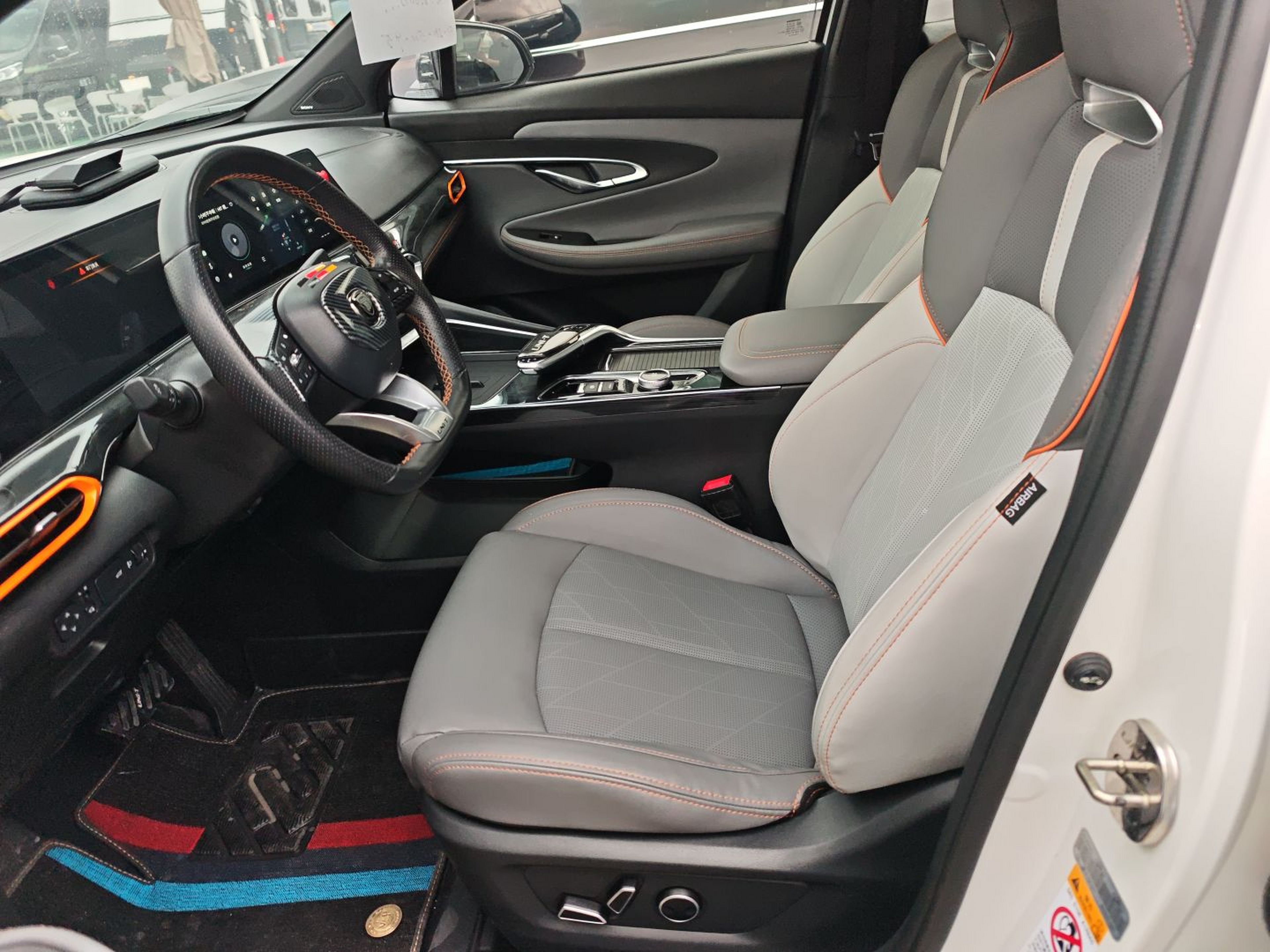 Переднее сиденье в автомобиле