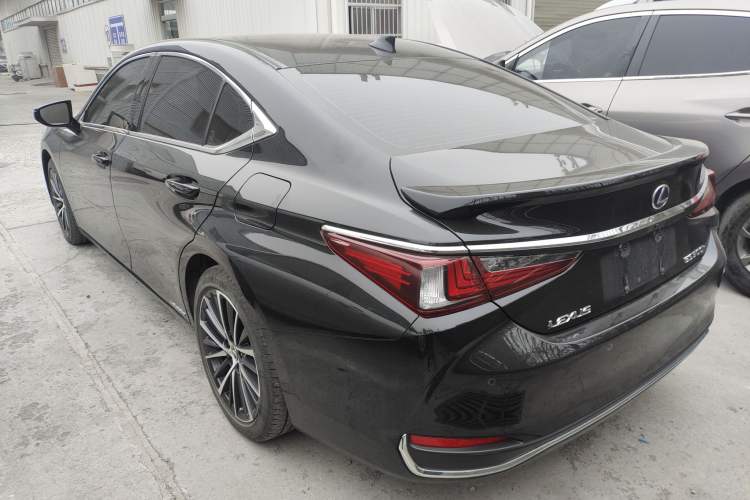 Used Lexus ES 2021 300h Deluxe Edition

