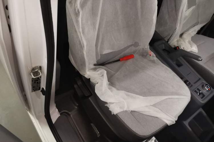 Used Wuling Yangguang 2025 Model 310KM Bus Edition—Customized by CATL
