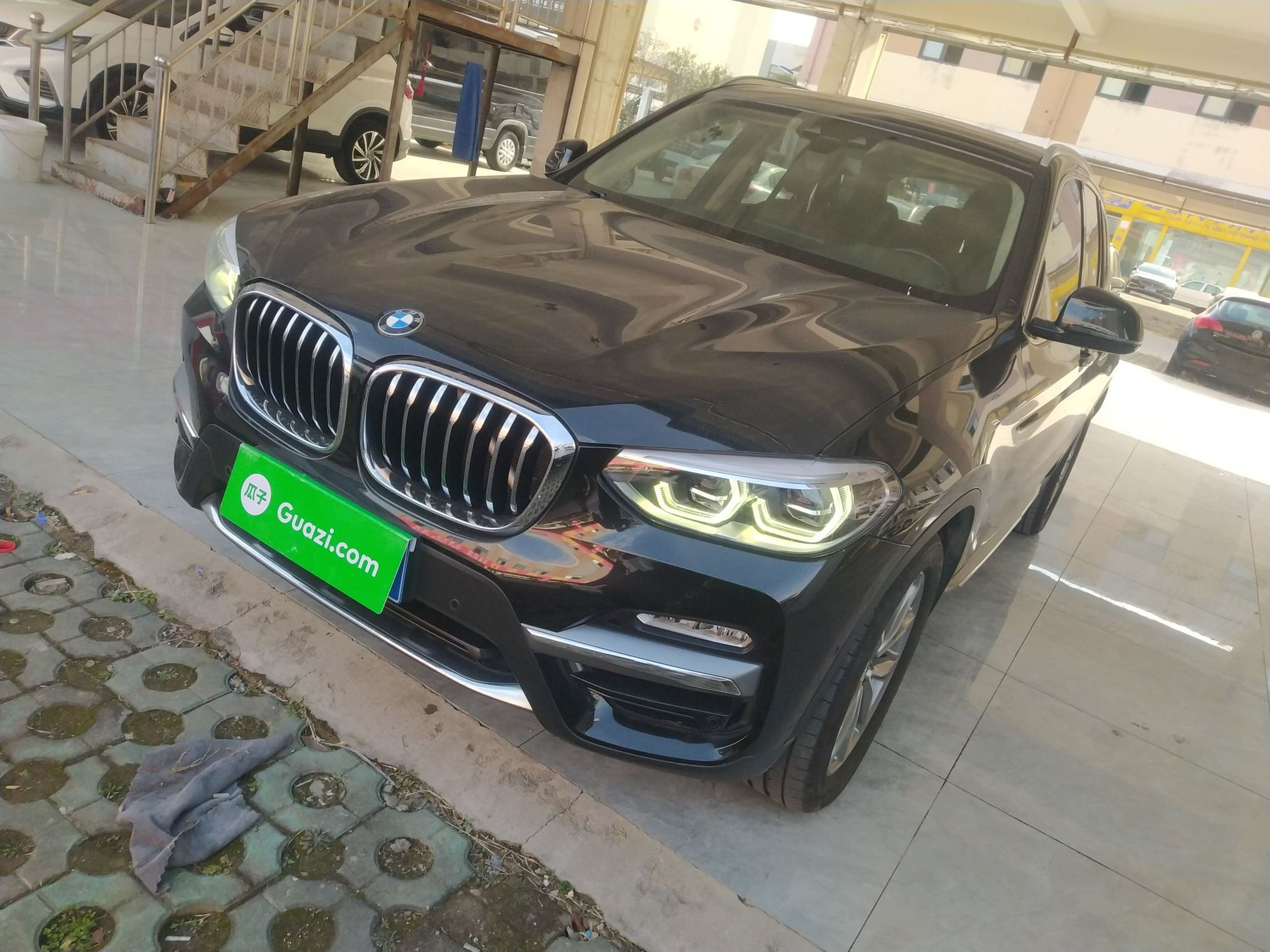 Под передней частью автомобиля