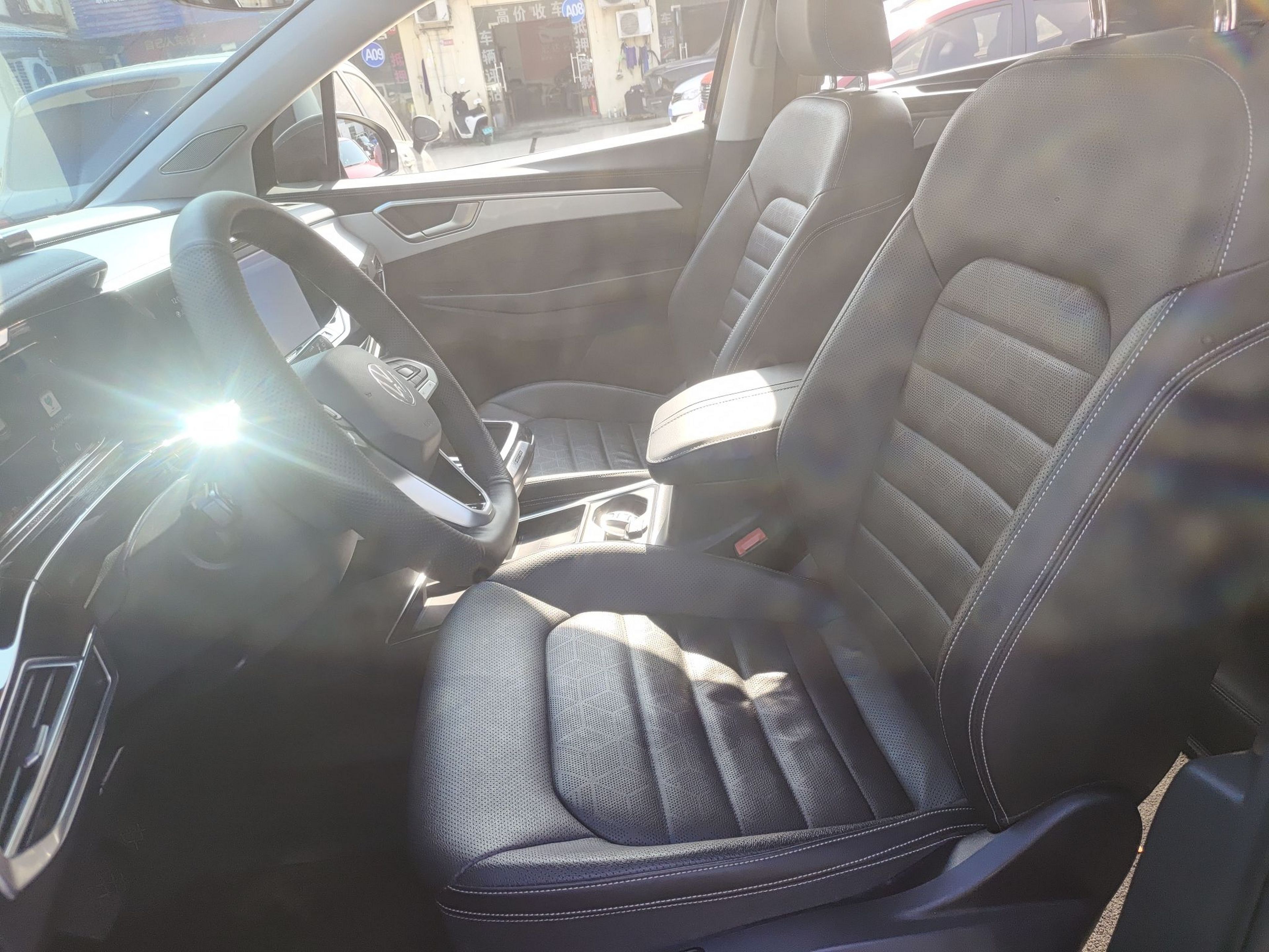 Переднее сиденье в автомобиле