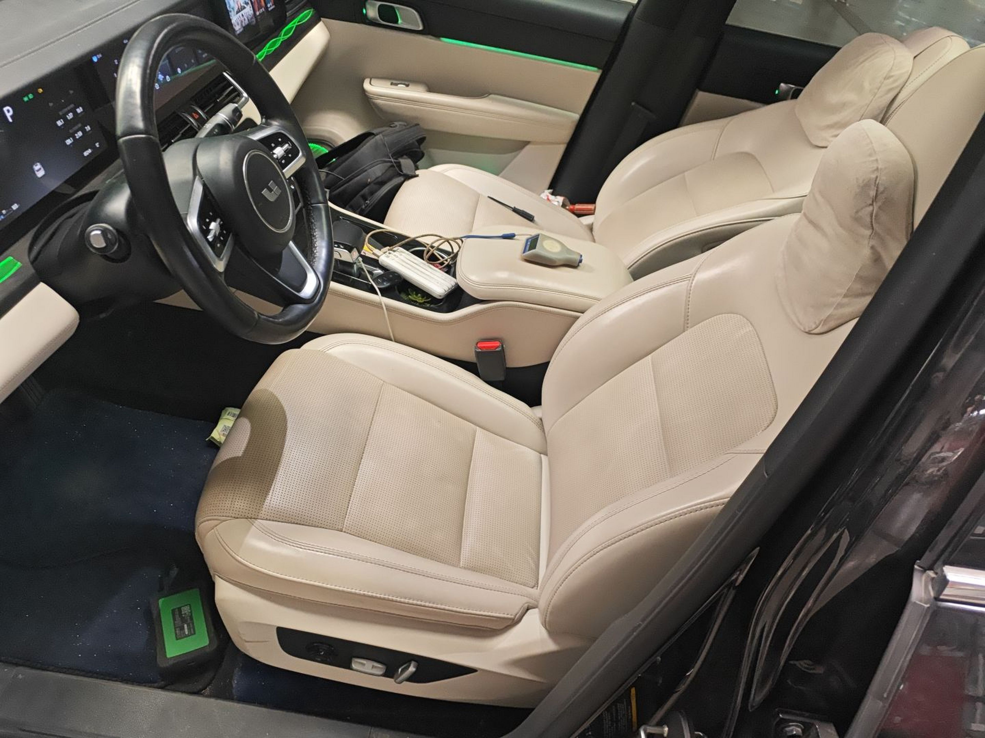 المقاعد الأمامية داخل السيارة