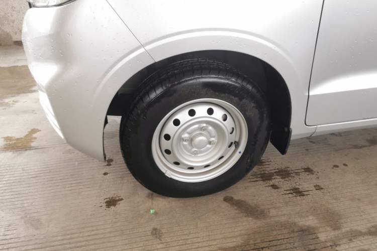 Used Wuling Hongguang V 2022 1.5L Jingqu Edition Enclosed-Window Vehicle with Electric Power Steering LAR
