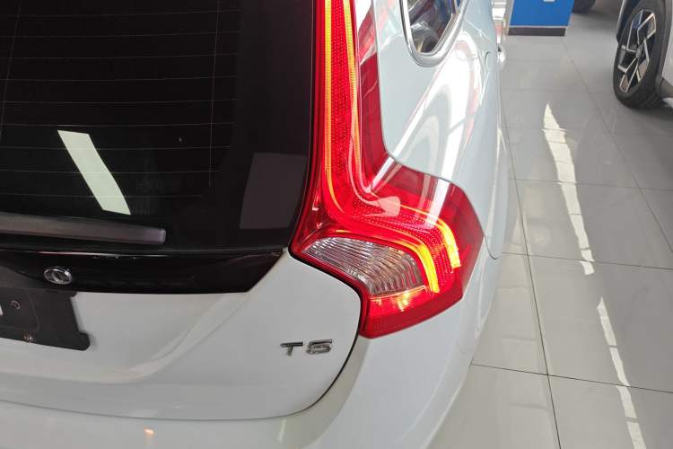 Used Volvo V60 2015 T5 Zhiya Edition
