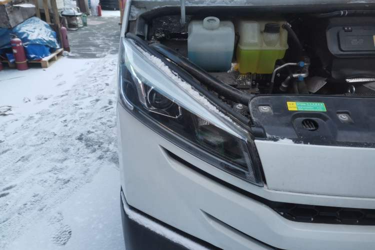 Used Iveco Daily 2023 2.5T A35M1 Multi-Purpose Passenger Vehicle Short Wheelbase Mid-Roof Design Dual Side Sliding Doors Automatic Transmission
