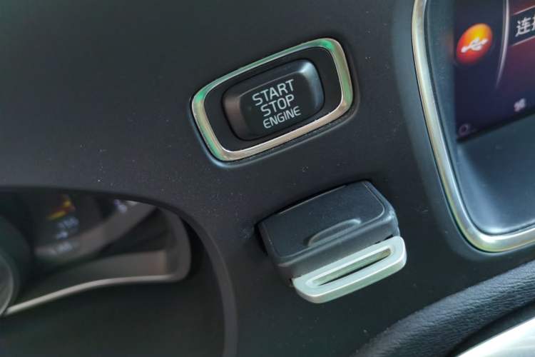 Used Volvo V40 2017 T3 Zhiyi Edition
