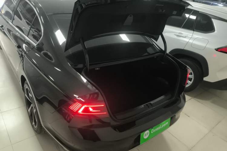 Used Volkswagen Magotan 2023 2 Million Units Limited Edition 330TSI DSG Leading Version
