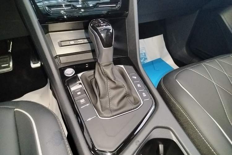 Used Volkswagen Tiguan L 2024 Outstanding Model 330TSI Automatic Two-Wheel Drive R-Line Dragon Glory Edition
