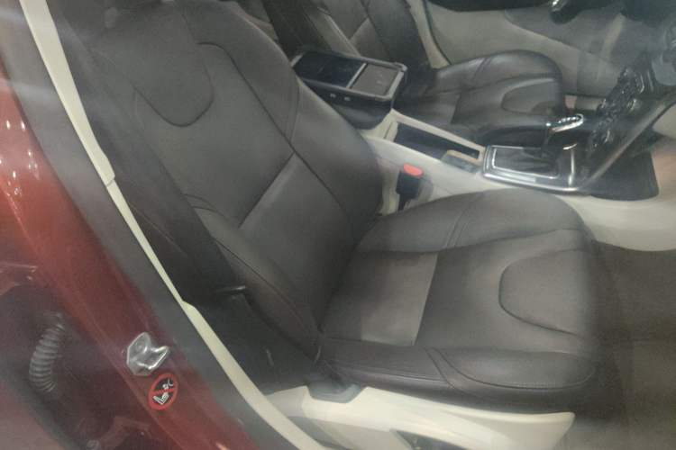 Used Volvo V40 2015 1.6T Zhiya Edition
