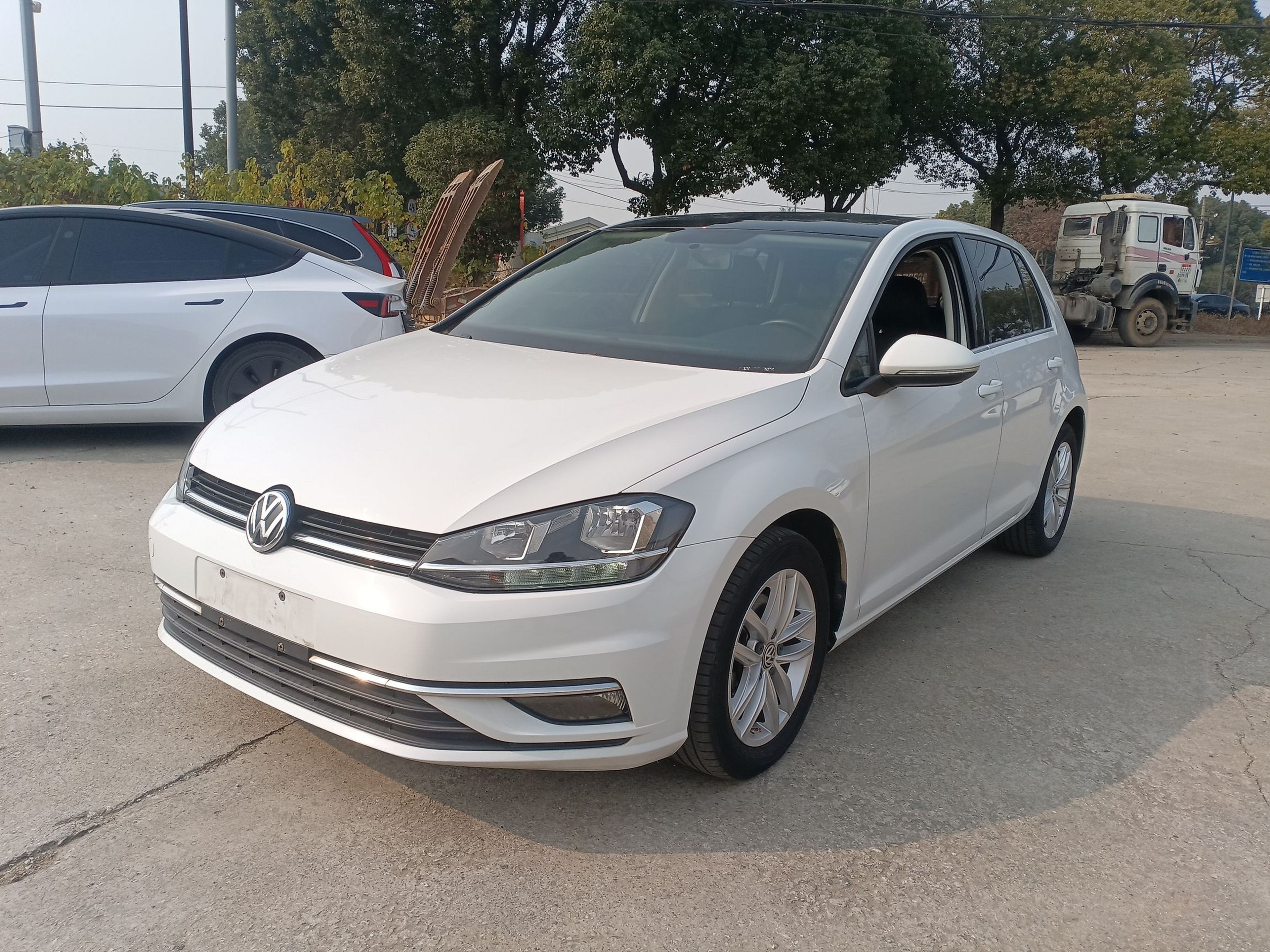 Под передней частью автомобиля