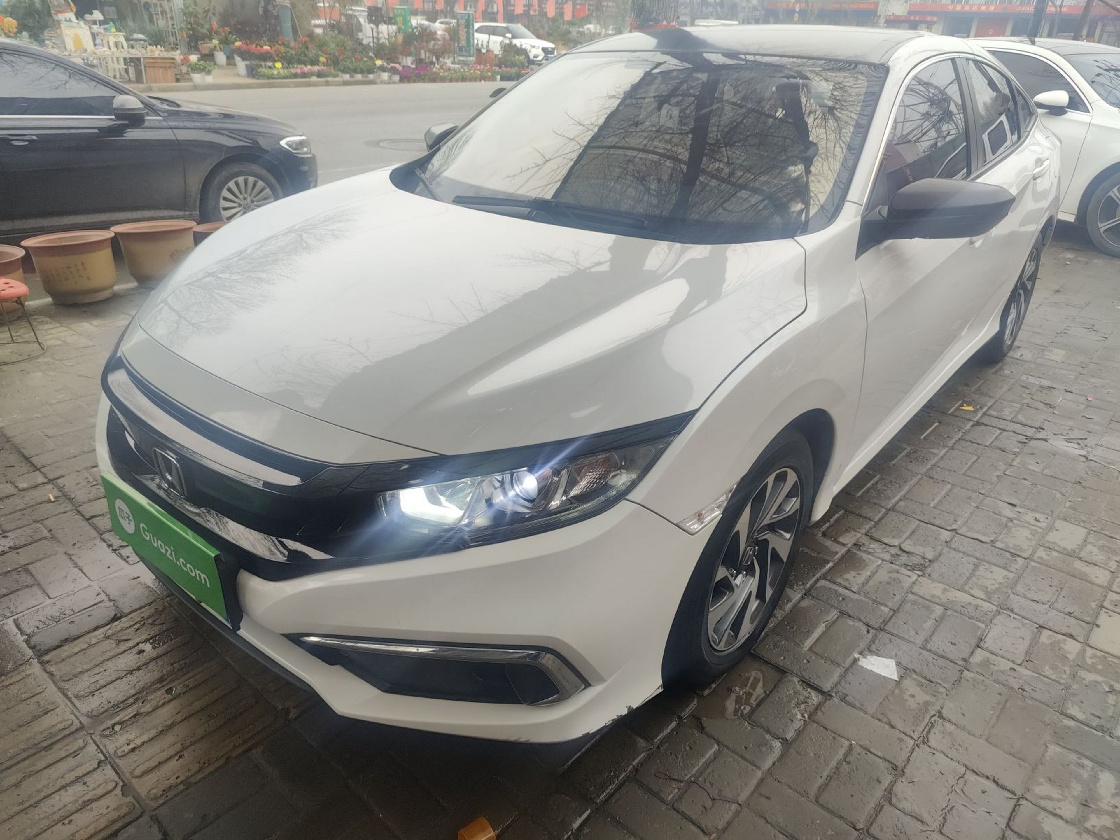 Под передней частью автомобиля