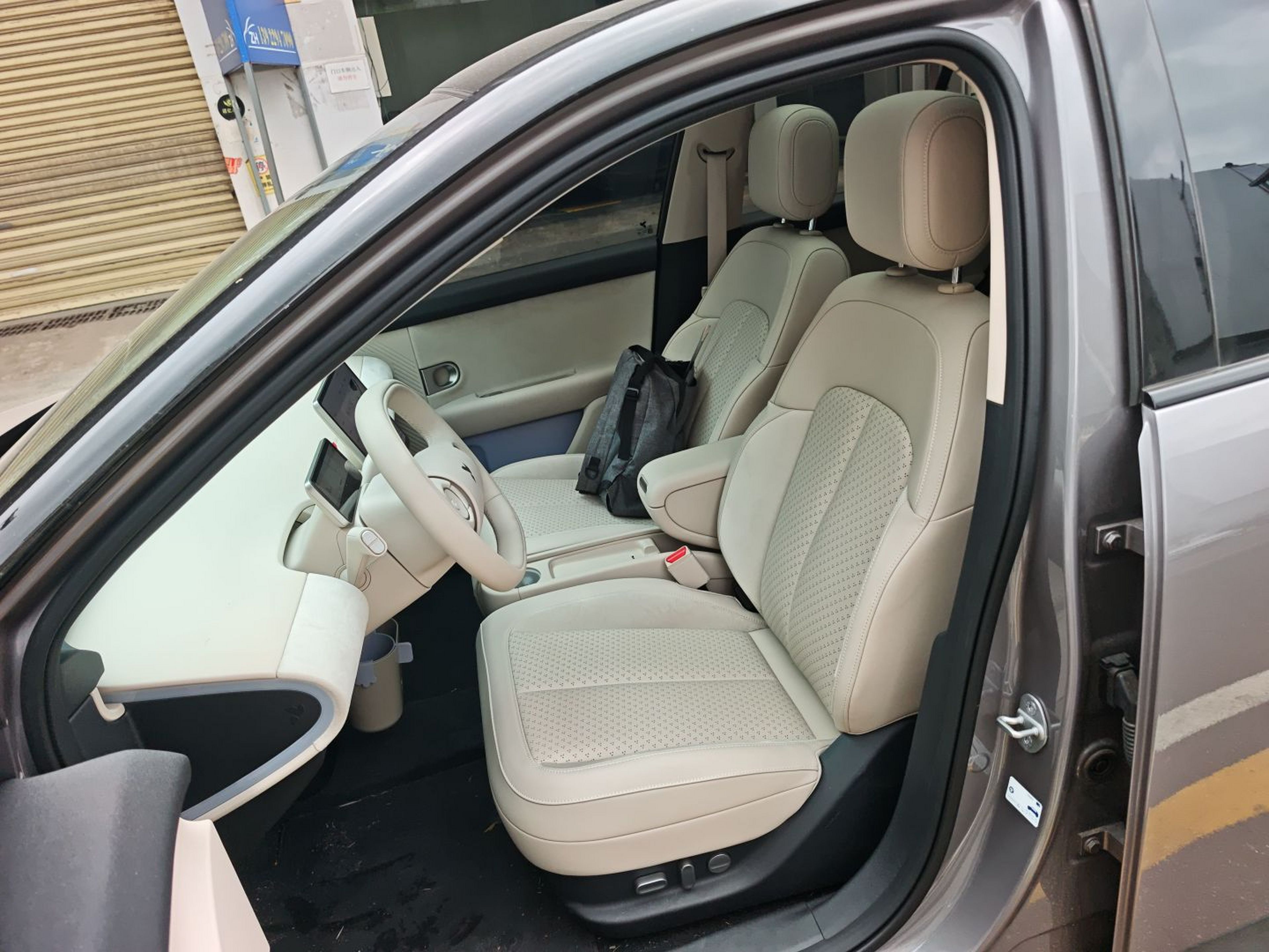 Переднее сиденье в автомобиле