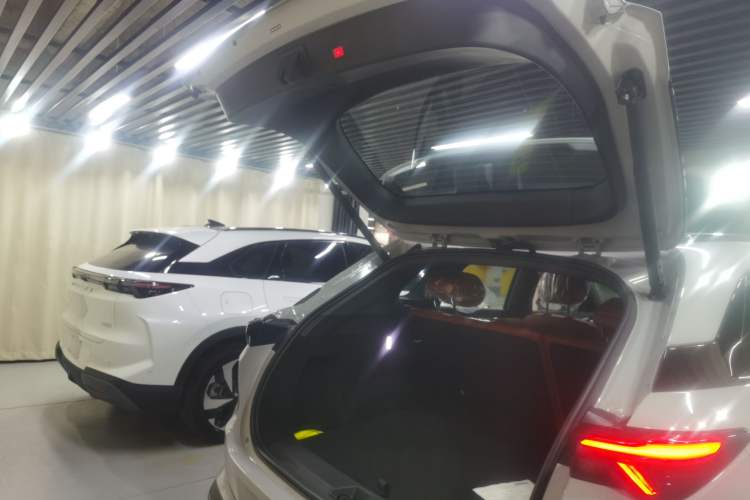 Used ARCFOX Alpha T5 2026 Model Range-Extended 1215 Yuanjing Smart Driving Version
