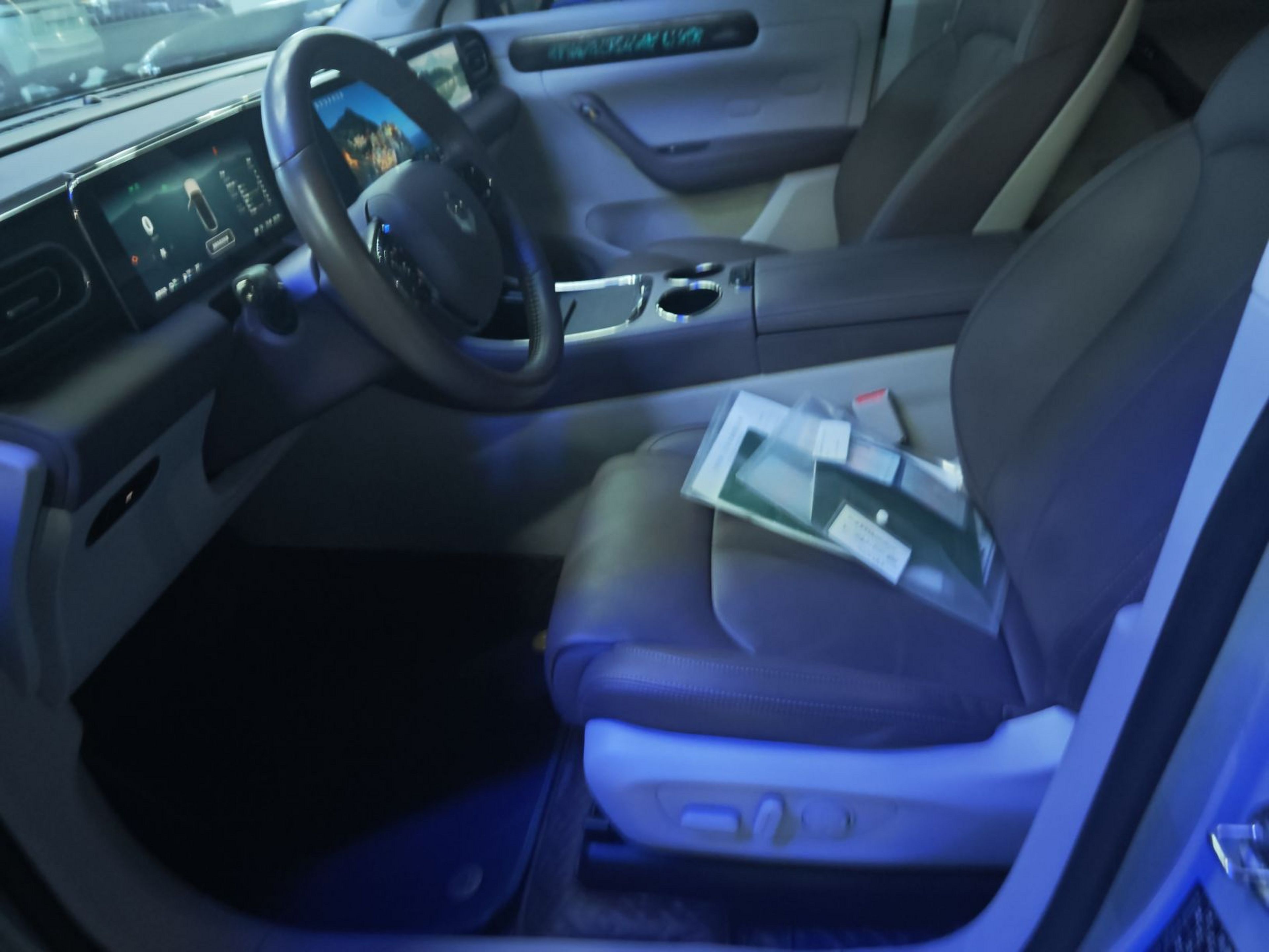 المقاعد الأمامية داخل السيارة