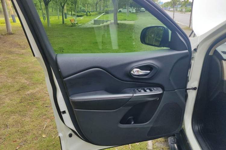 Used  Cherokee 2016 2.4L Professional Edition
