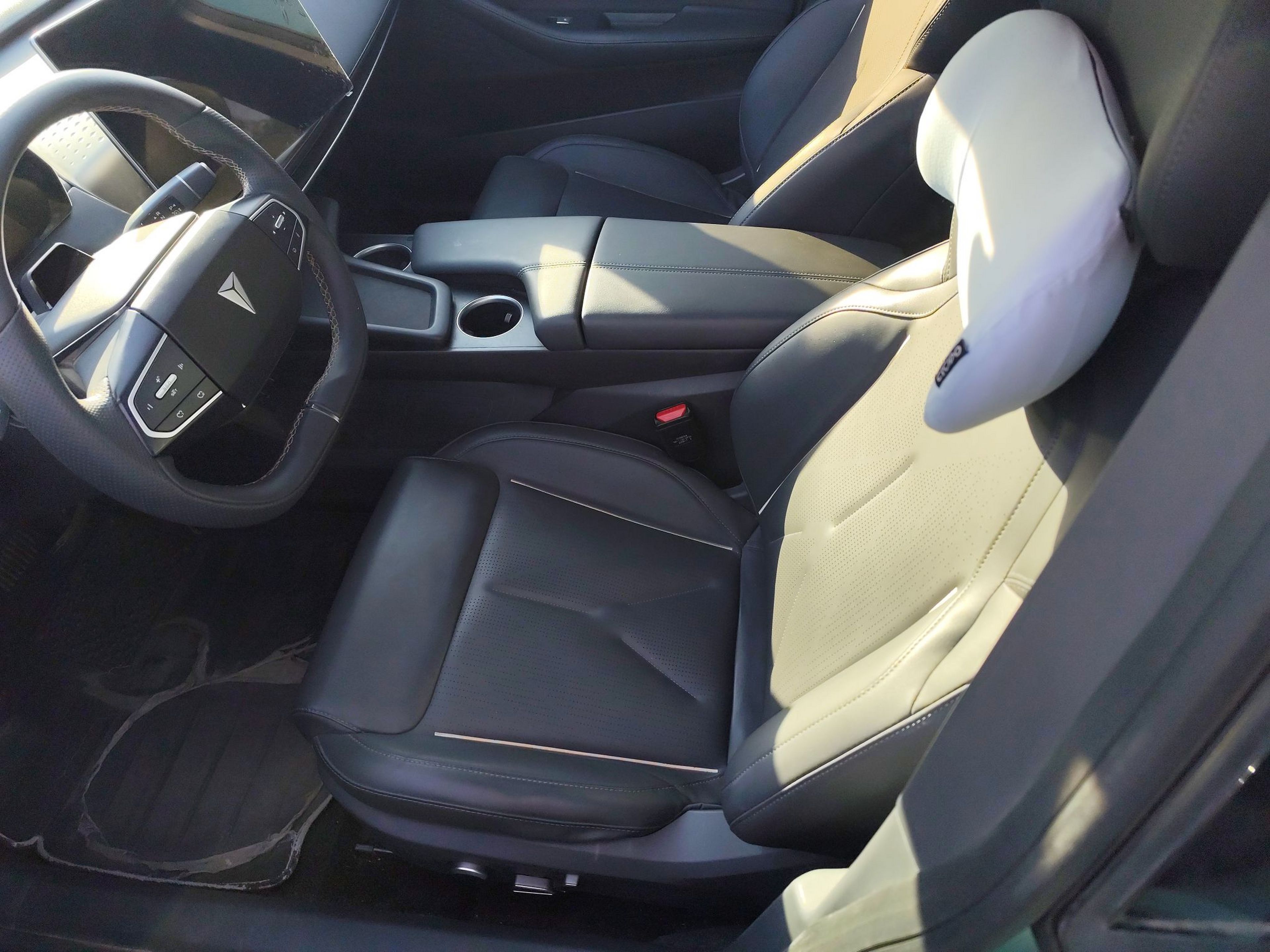 المقاعد الأمامية داخل السيارة