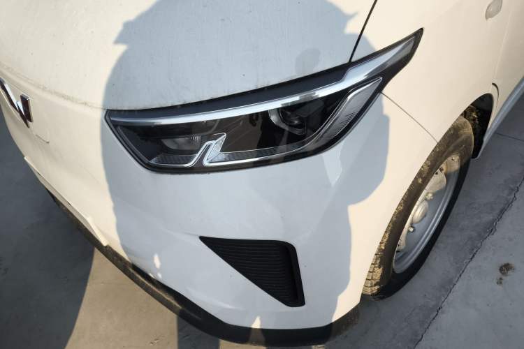 Used Wuling Yangguang 2024 300KM Comfort Version Passenger Van 75kW
