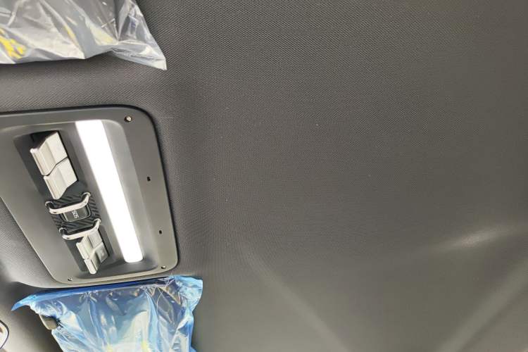 Used  V23 2025 401 Two-Wheel Drive Advanced Edition
