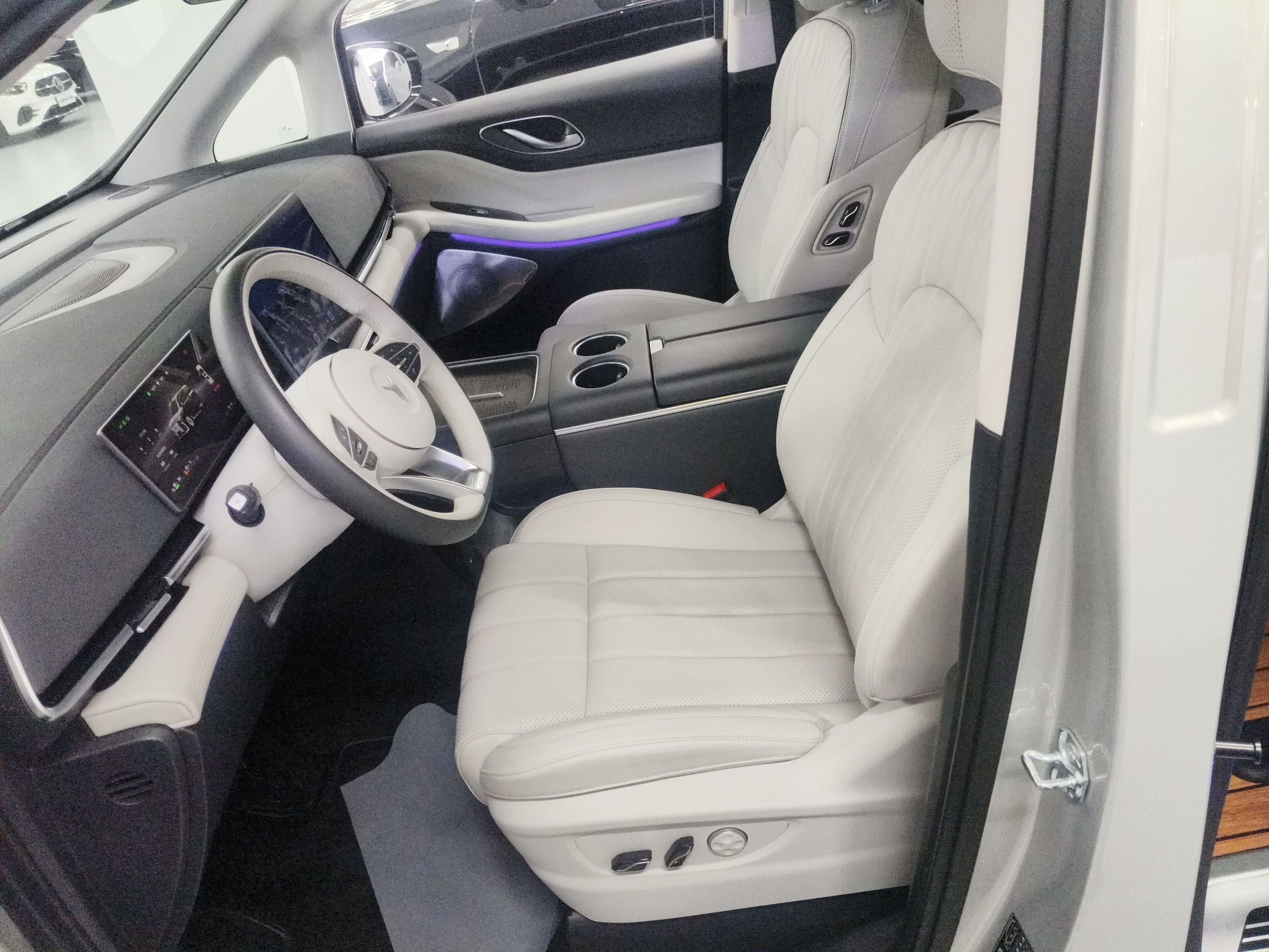 المقاعد الأمامية داخل السيارة