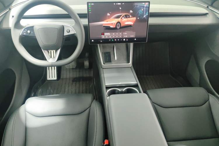 Used Tesla Model Y L 2025 Long-Range All-Wheel-Drive Version
