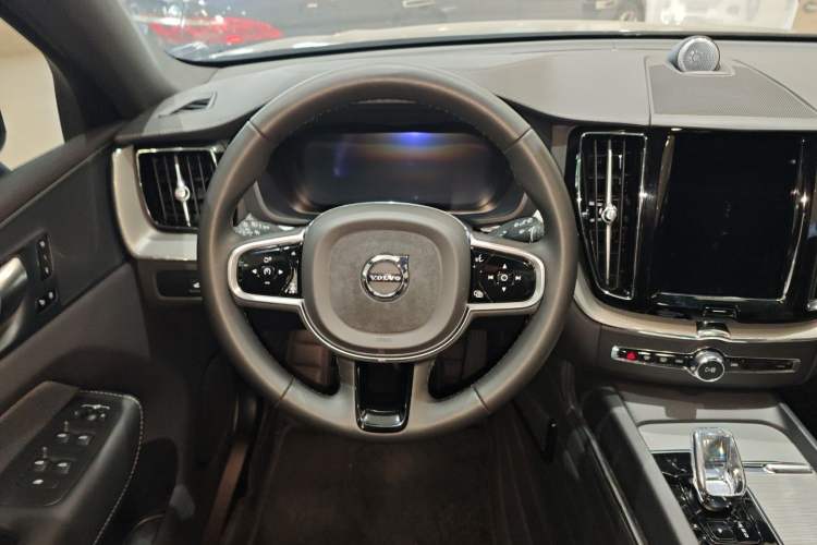 Used Volvo XC60 New Energy 2024 T8 Plug-in Hybrid Long-Range All-Wheel Drive Zhiyuan Polar Night Edition