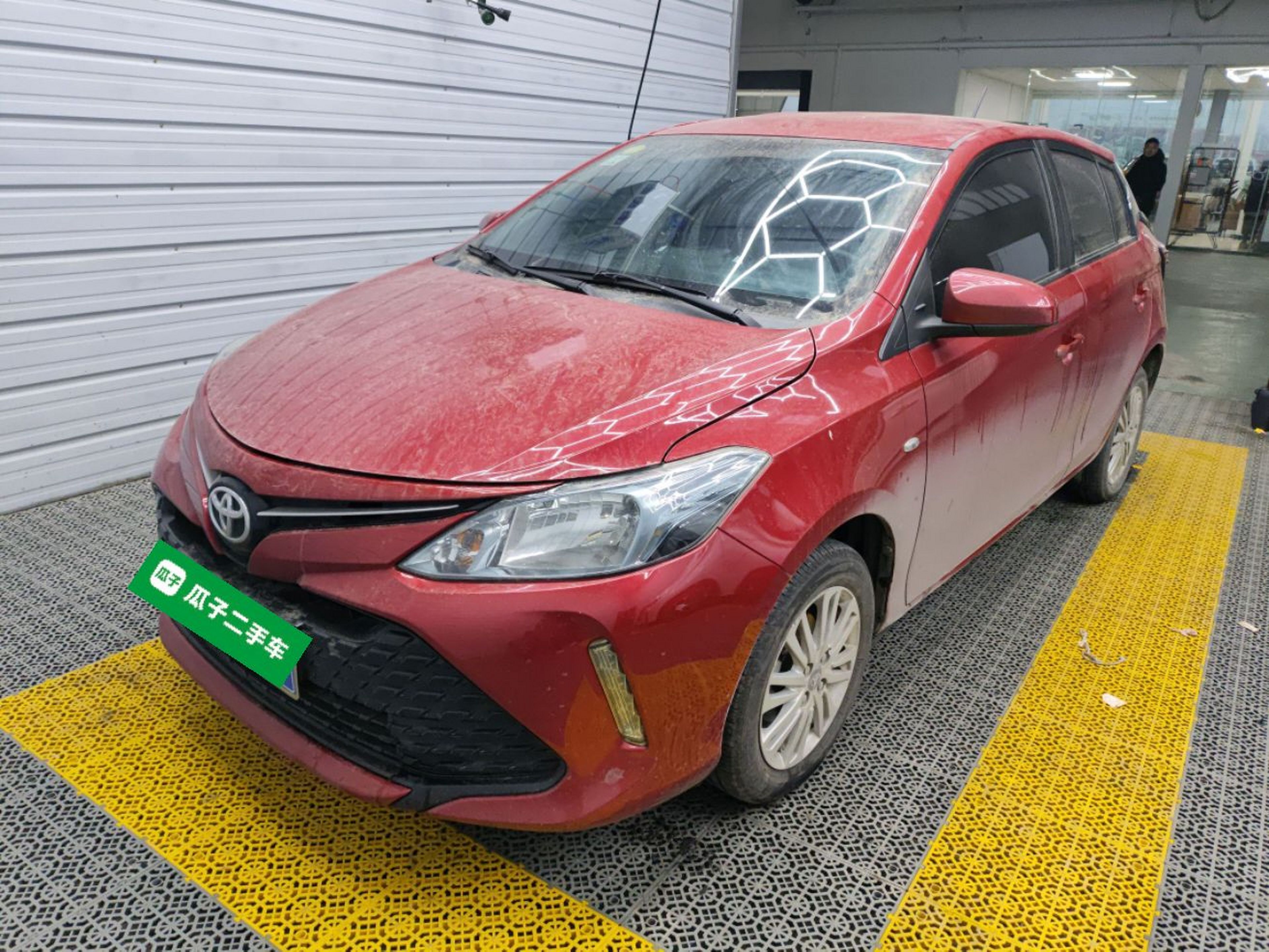 تحت مقدمة السيارة