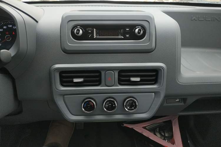 Used Wuling Yangguang 2024 300KM Comfort Version Passenger Van 75kW