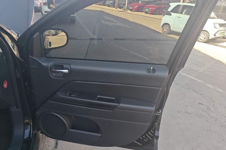 Used  Compass 2014 Revised Version 2.0L Two-Wheel Drive Entry-Level Edition
