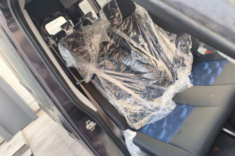 Used  Yufeng 2023 V9+ 2.0T Manual Front-Drive Multi-Function Mid-Roof High-Roof 7/8/9-Seater