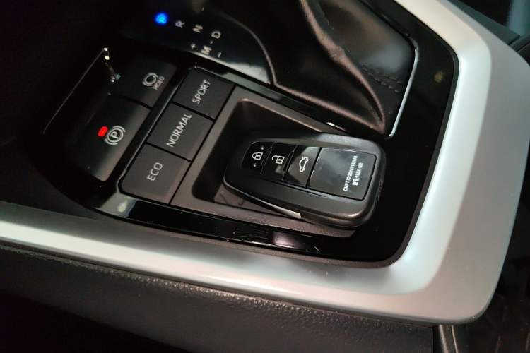 Used Toyota RAV4 2024 2.0L CVT Two-Wheel Drive Urban Edition
