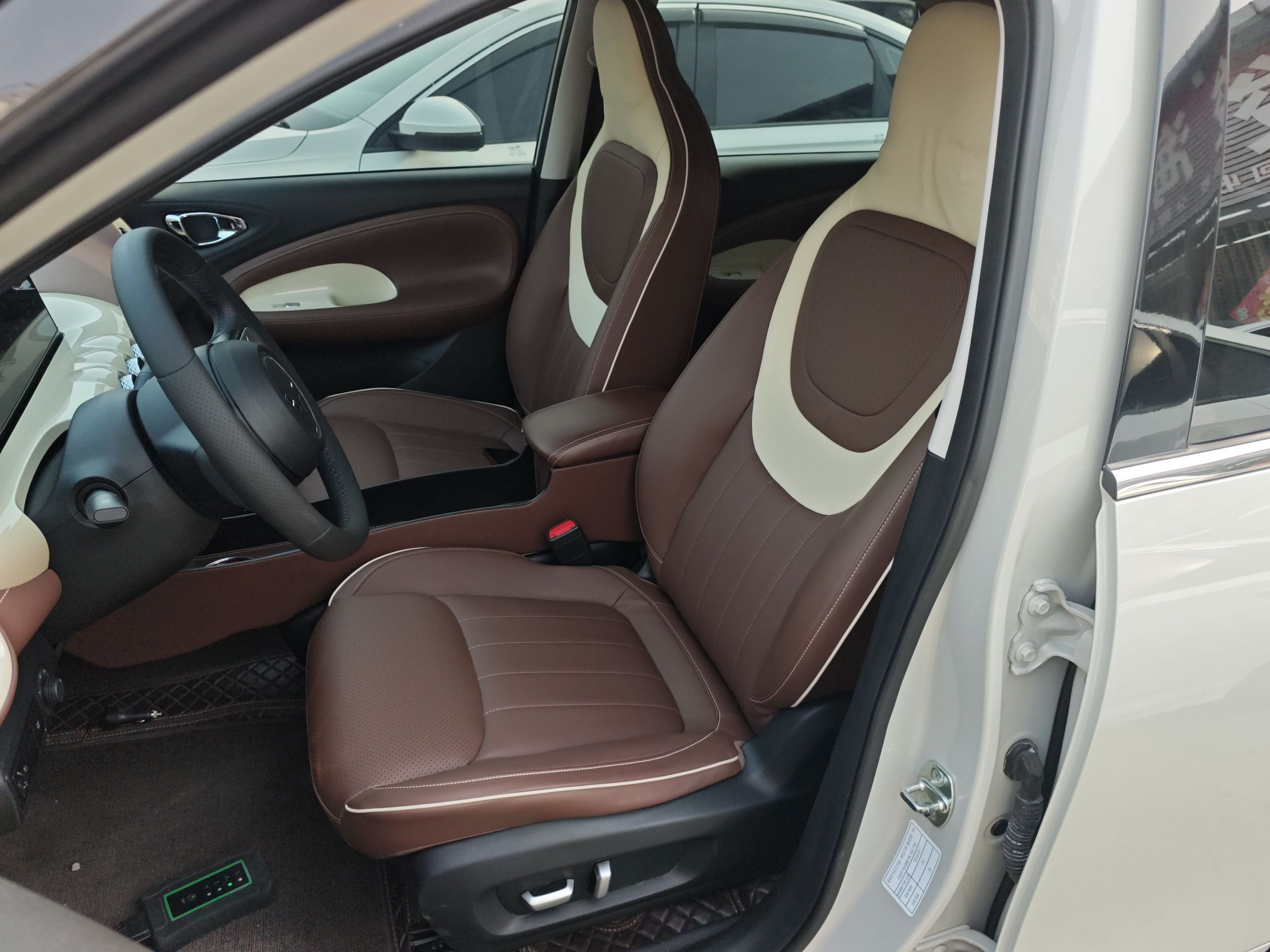 المقاعد الأمامية داخل السيارة