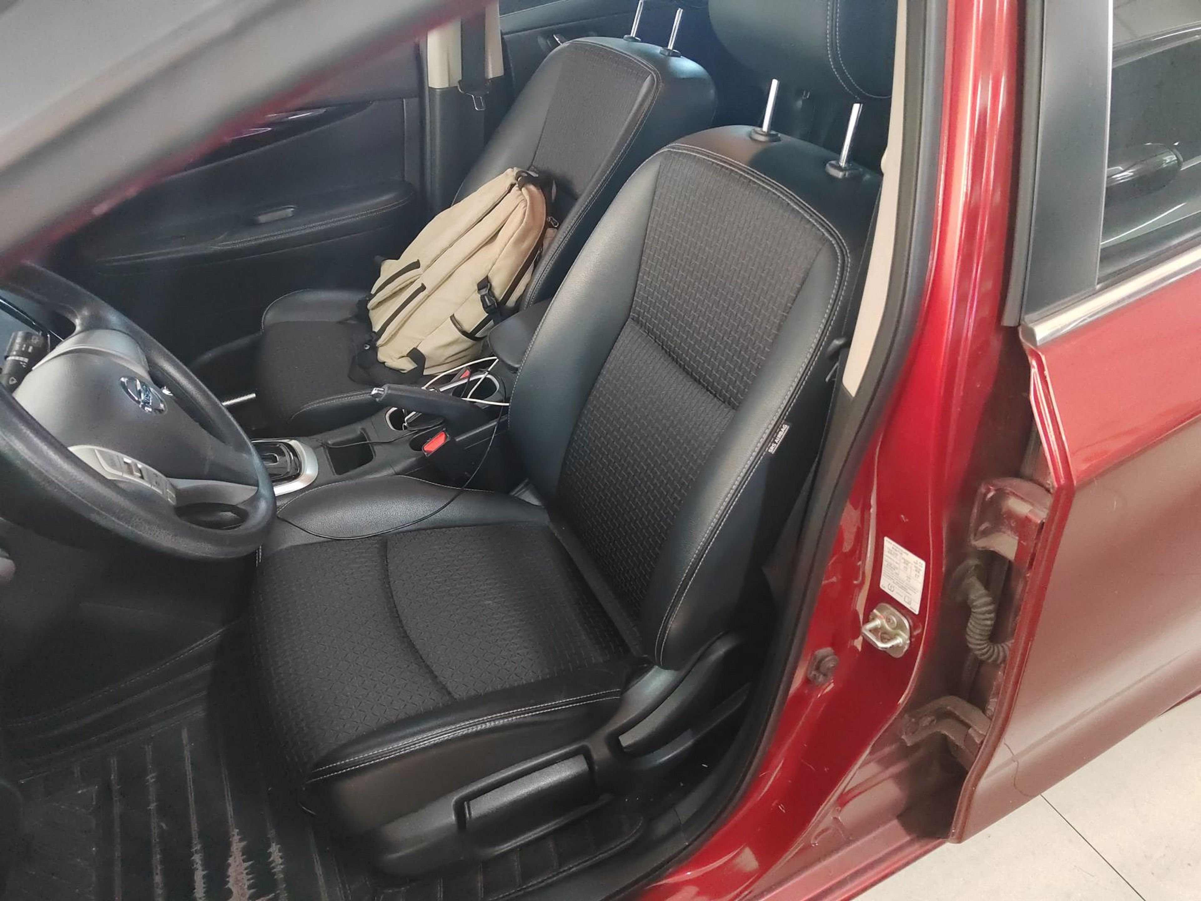 المقاعد الأمامية داخل السيارة