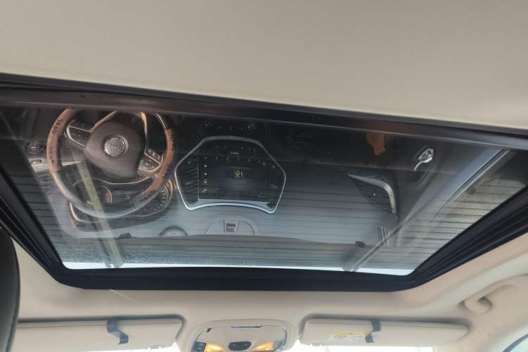 Used  Cherokee 2014 3.2L High-Performance Version
