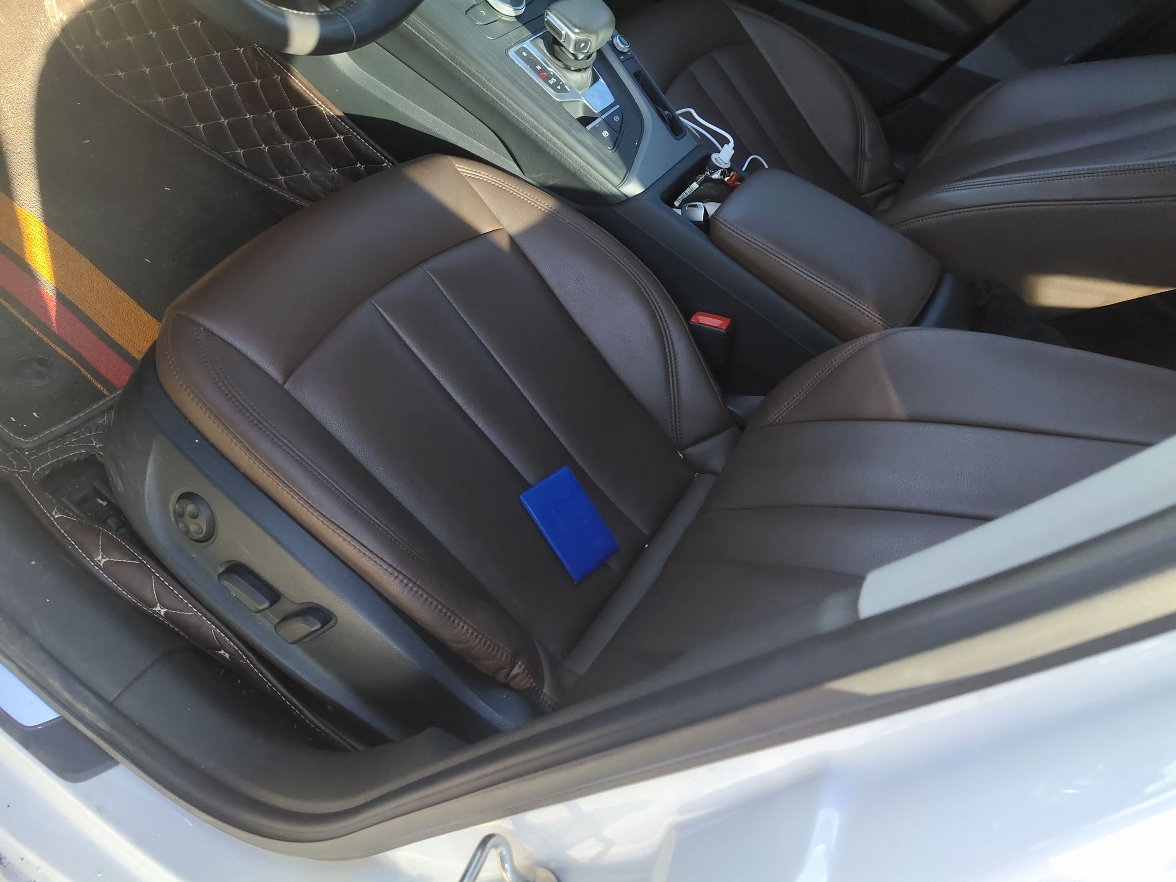 Переднее сиденье в автомобиле