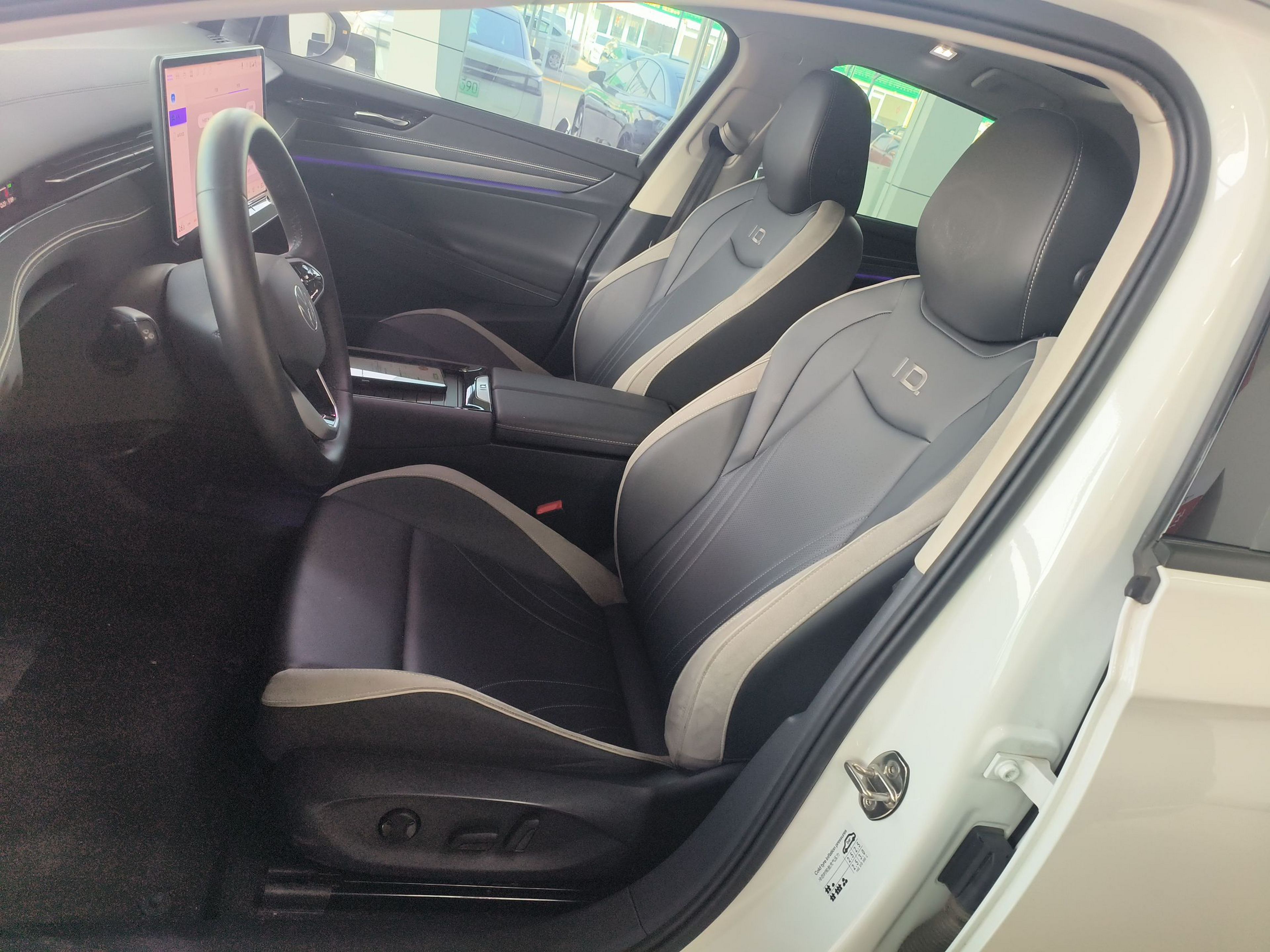 المقاعد الأمامية داخل السيارة