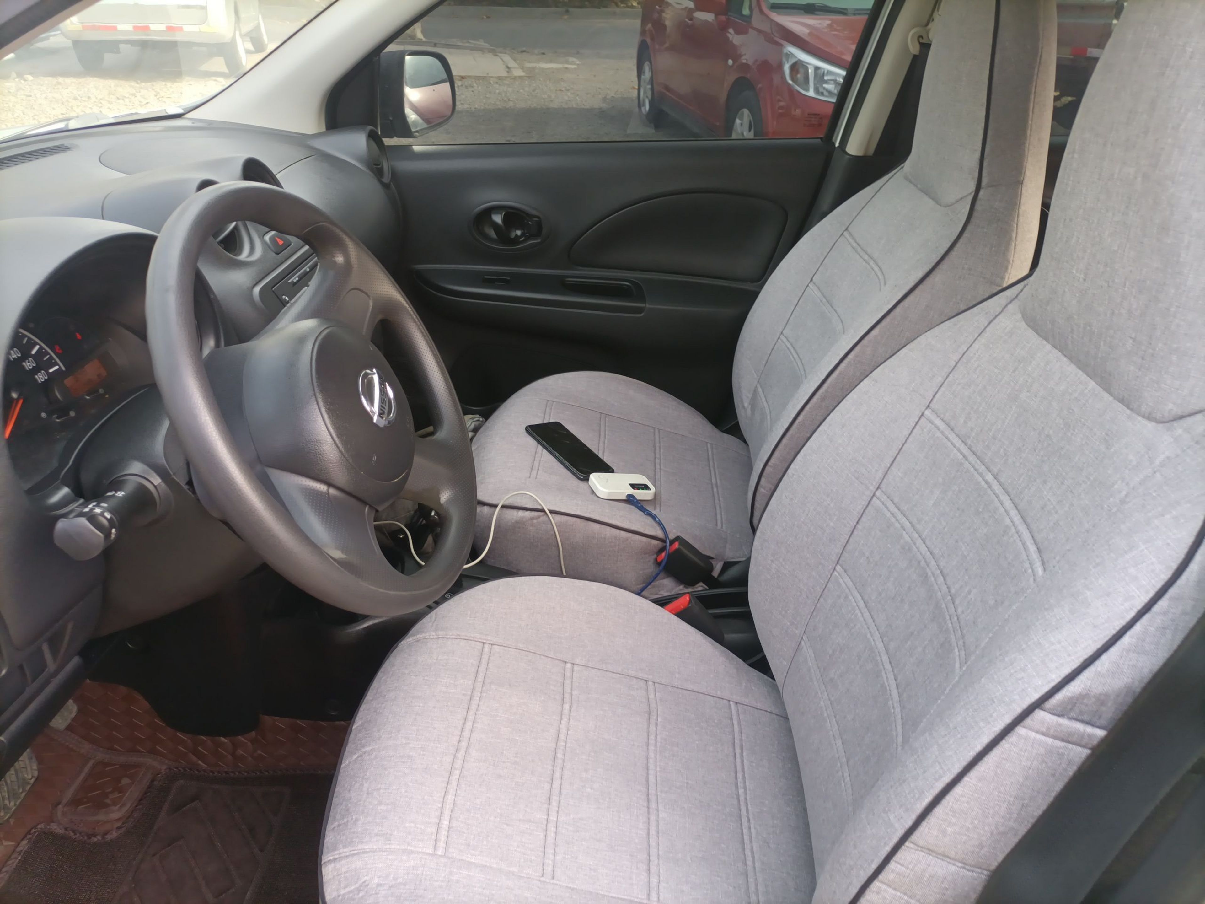 المقاعد الأمامية داخل السيارة